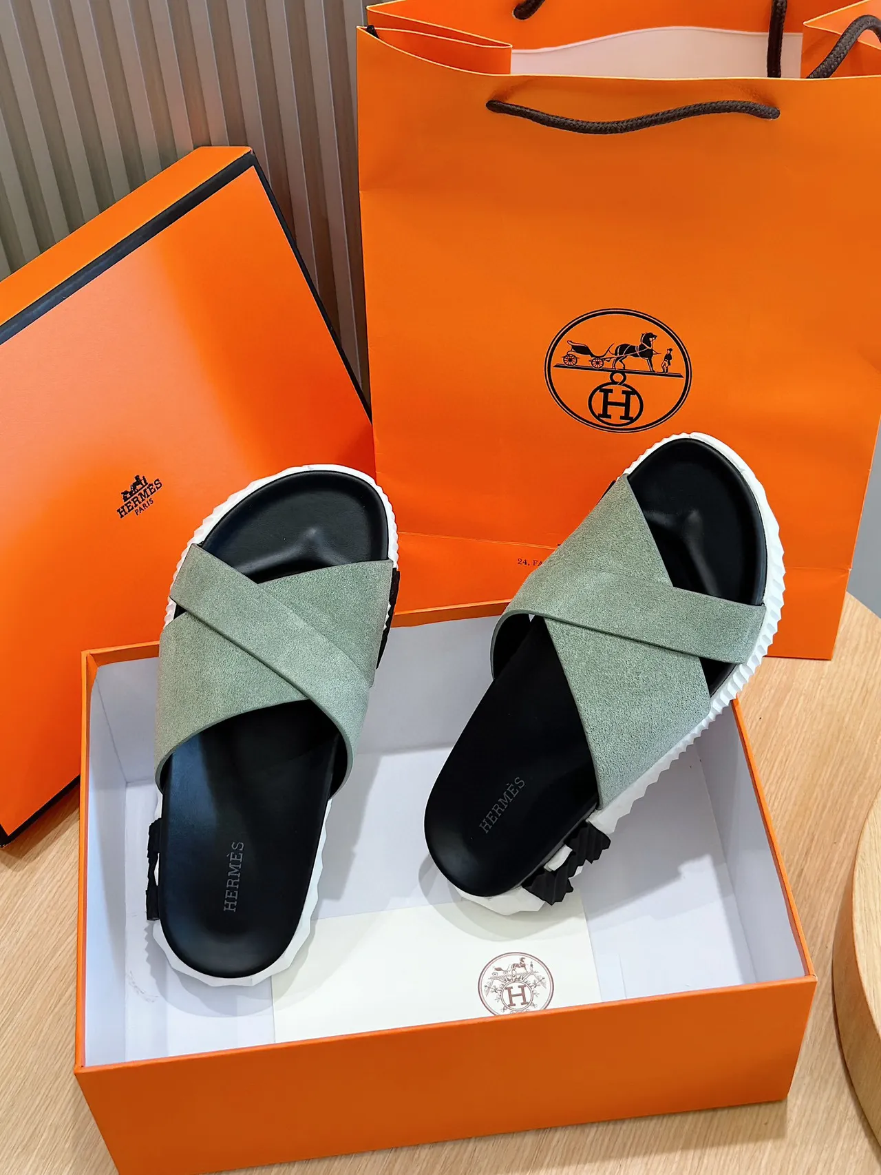 Hermès Oran Chaussons vert noir à brides croisées en daim 8