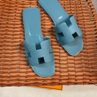 Hermès Oran sandálias planas azul claro