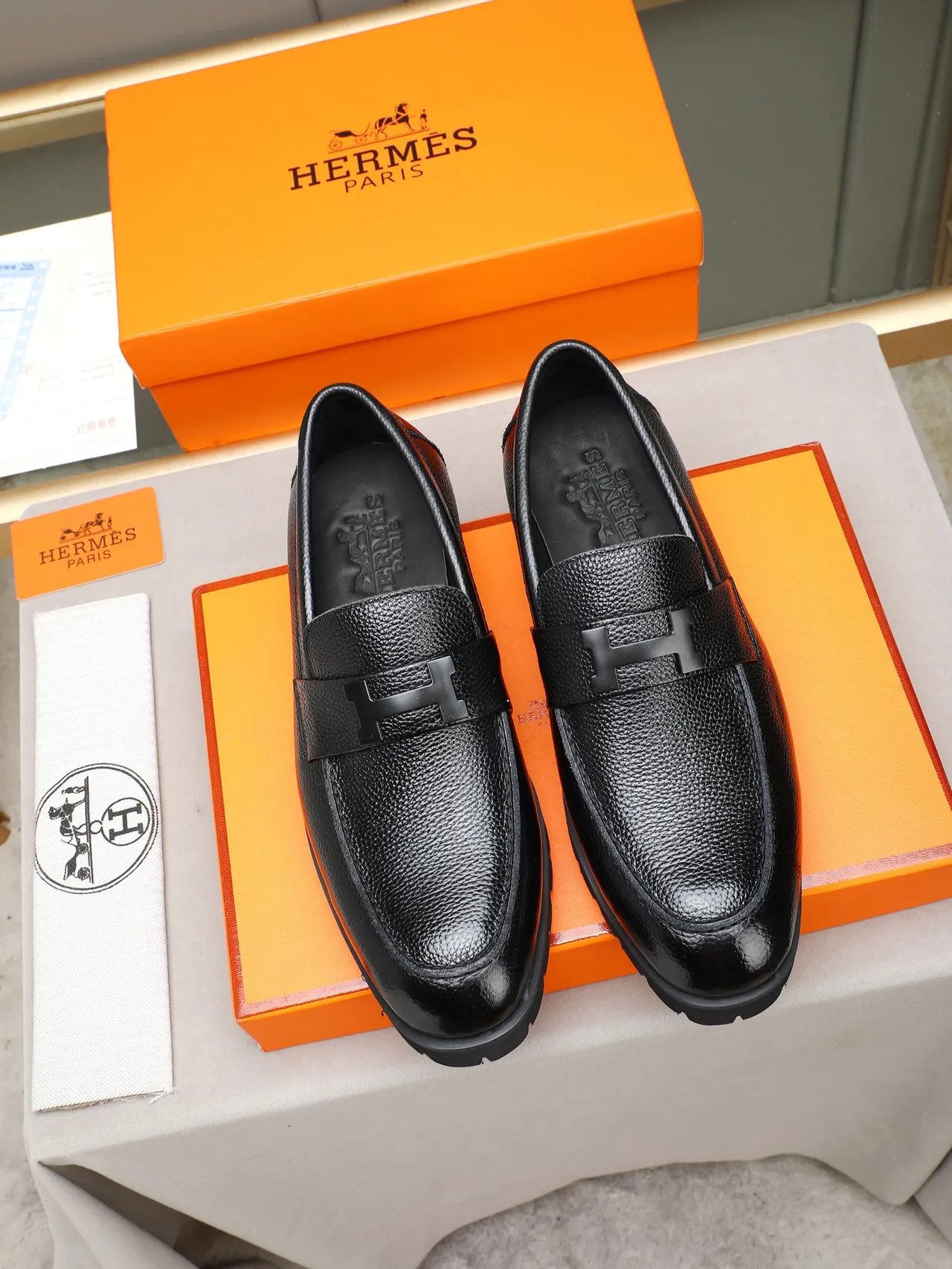 Hermès Oran Loafer Loafer en cuir noir grainé à enfiler 2
