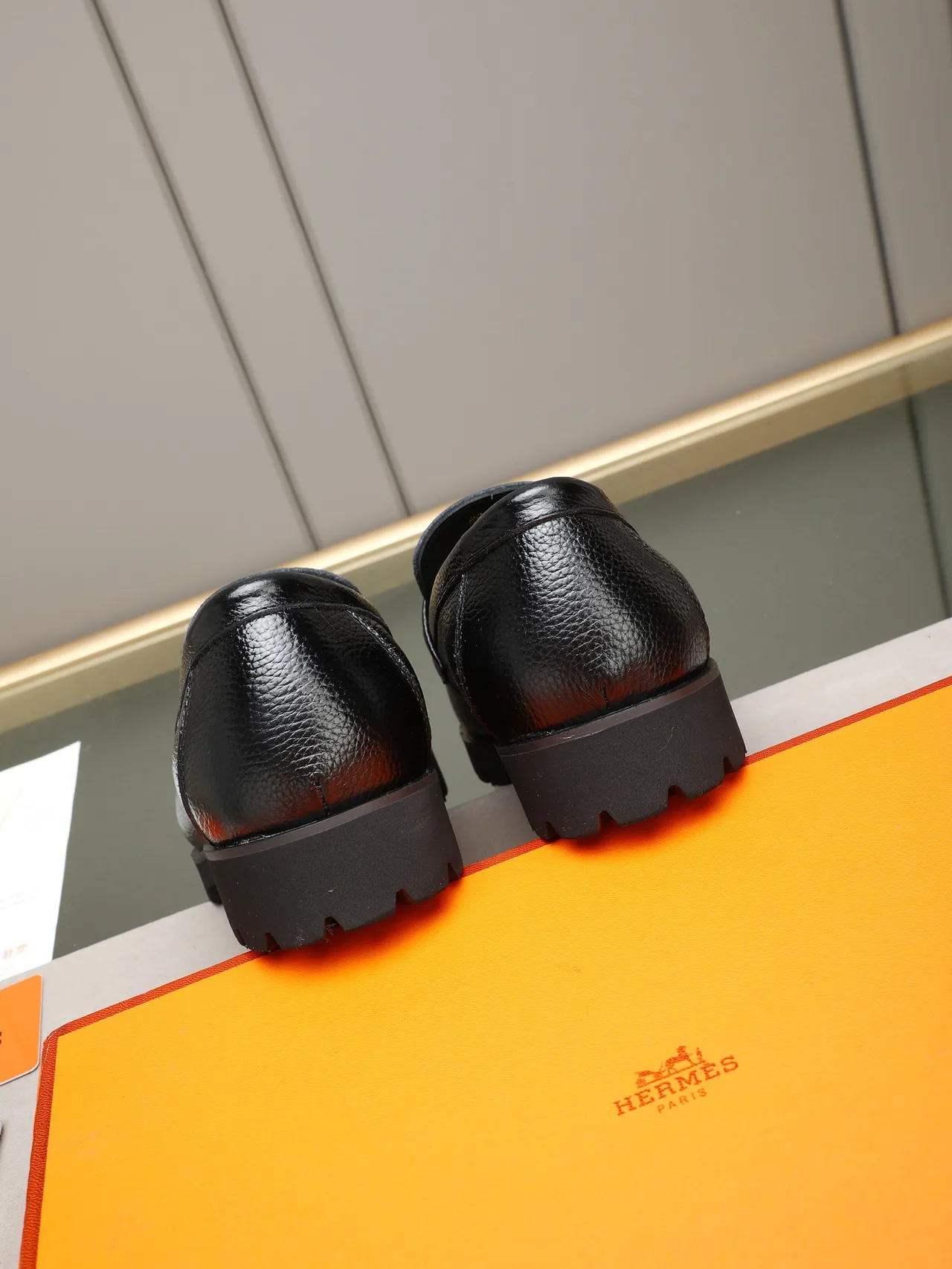 Hermès Oran Loafer Loafer en cuir noir grainé à enfiler 3
