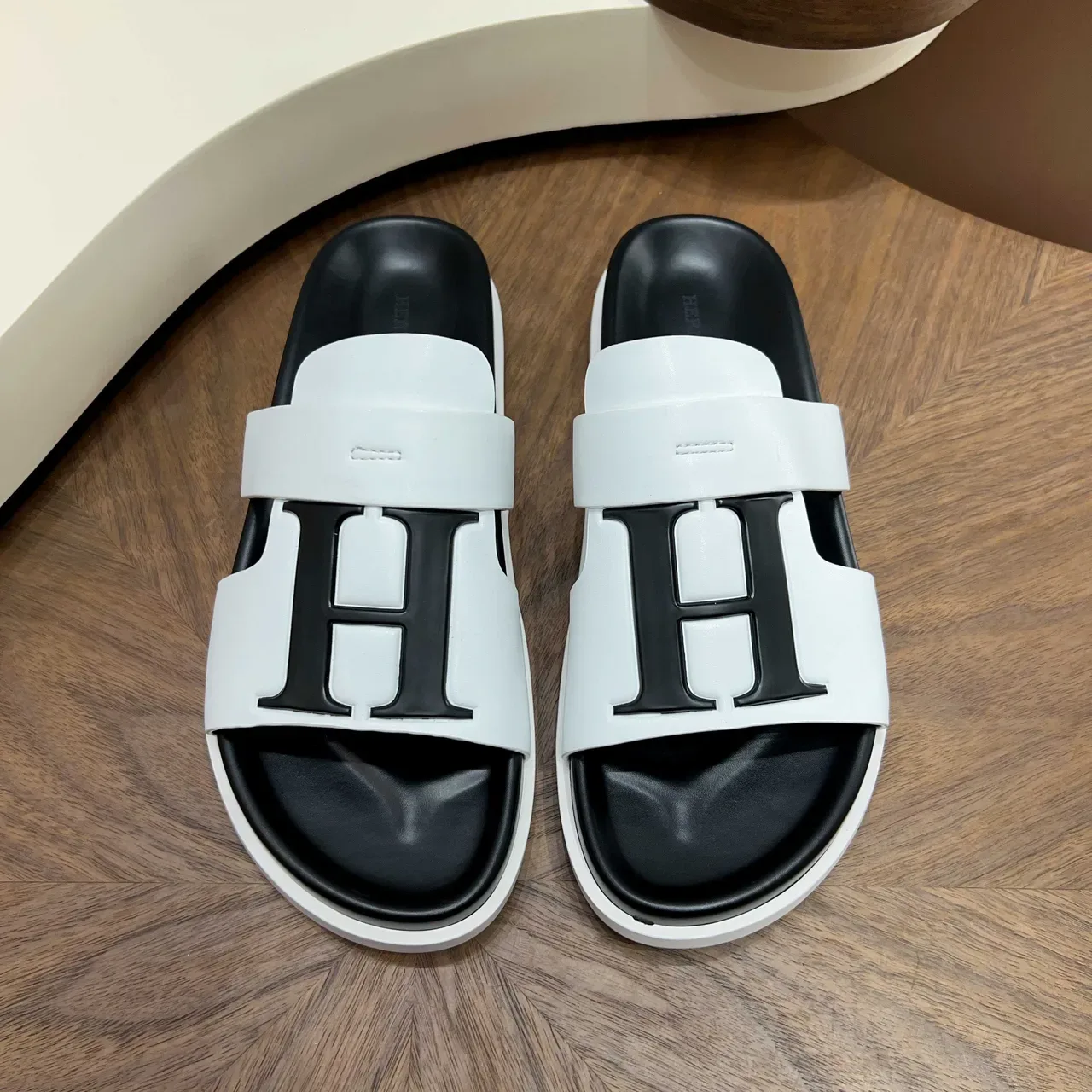 Sandales Hermès Oran Blanches et Noires 4