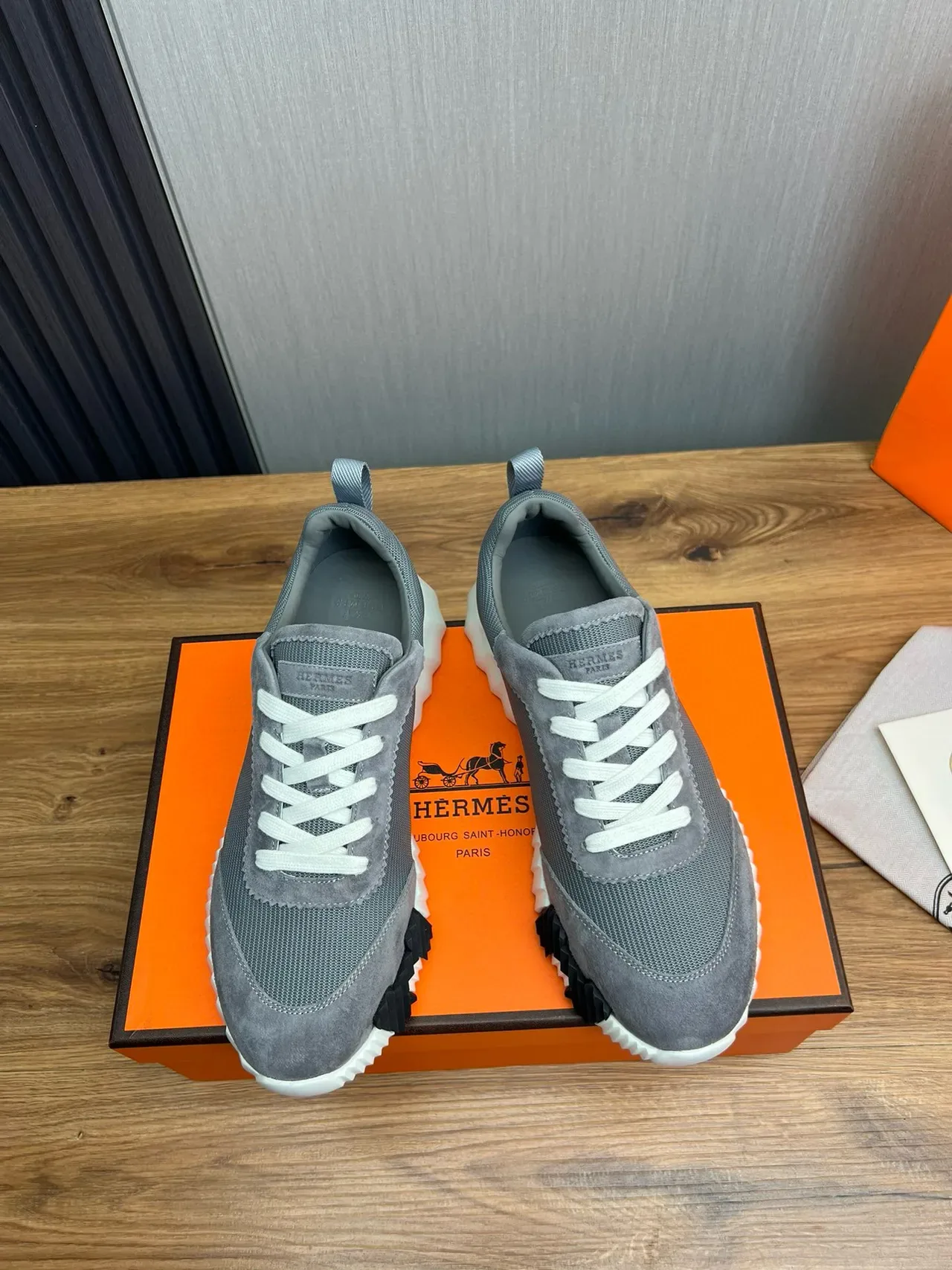 Hermès Oran Sneaker 灰色麂皮网布 白色凸纹鞋底 生活方式运动鞋 3
