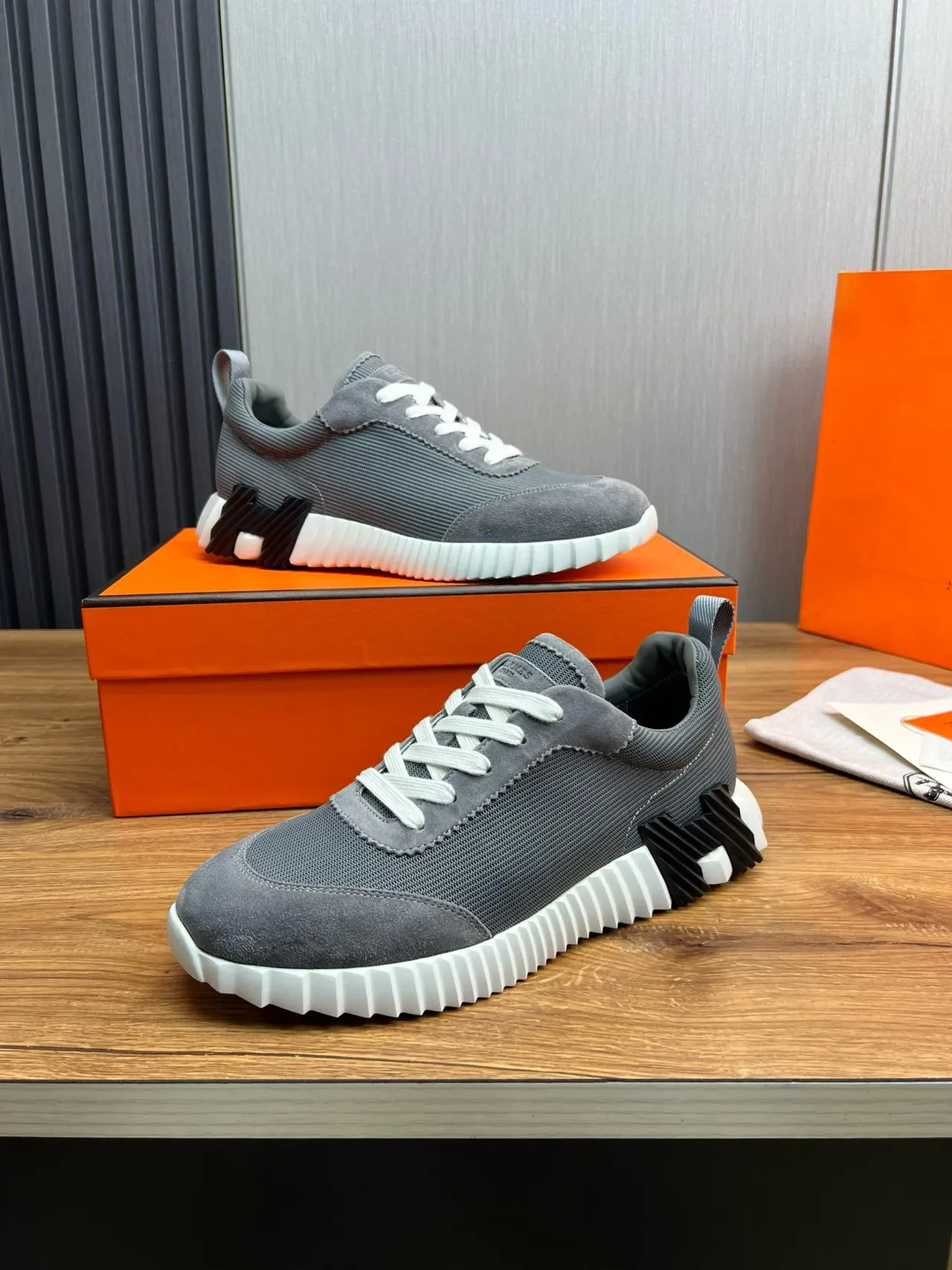 Hermès Oran Sneaker 灰色麂皮网布 白色凸纹鞋底 生活方式运动鞋 4