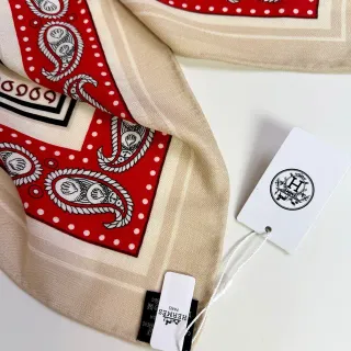 Hermès पैस्ले प्रिंट लाल और बेज रेशम स्कार्फ