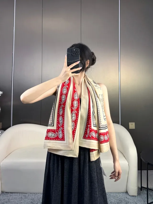 Hermès Foulard de Soie à Imprimerie Paisley en Rouge et Beige 3