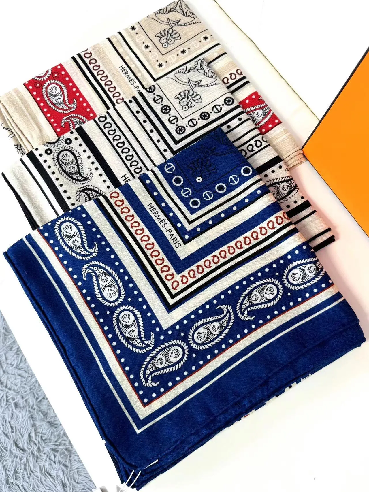 Hermès Foulard de Soie à Imprimerie Paisley en Rouge et Beige 5