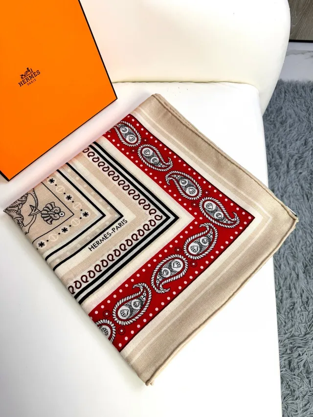 Hermès Foulard de Soie à Imprimerie Paisley en Rouge et Beige 6
