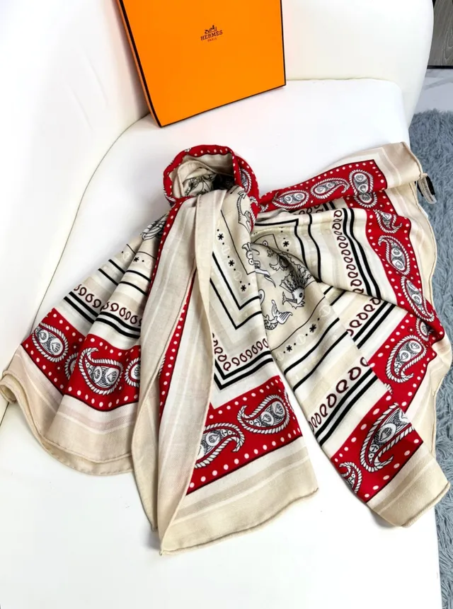 Hermès Foulard de Soie à Imprimerie Paisley en Rouge et Beige 7