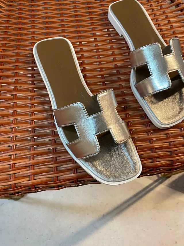 Hermès Silver Beige Metallic H-Strap Square Toe مول 2