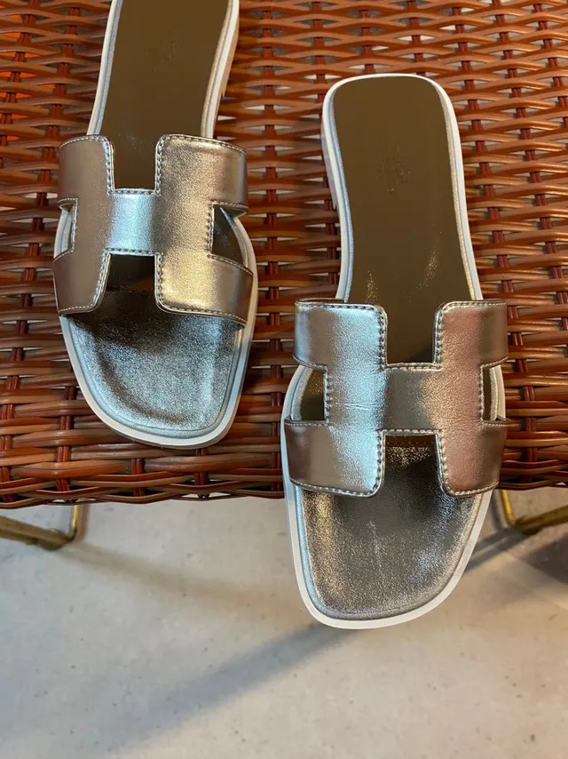 Hermès Silver Beige Metallic H-Strap Square Toe مول 3