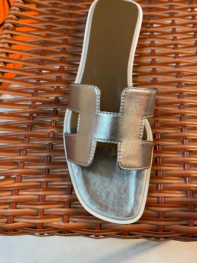 Hermès Silver Beige Metallic H-Strap Square Toe مول 4