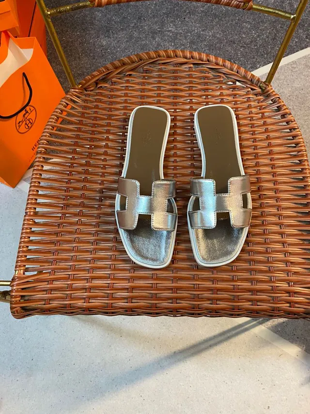 Hermès Silver Beige Metallic H-Strap Square Toe مول 5