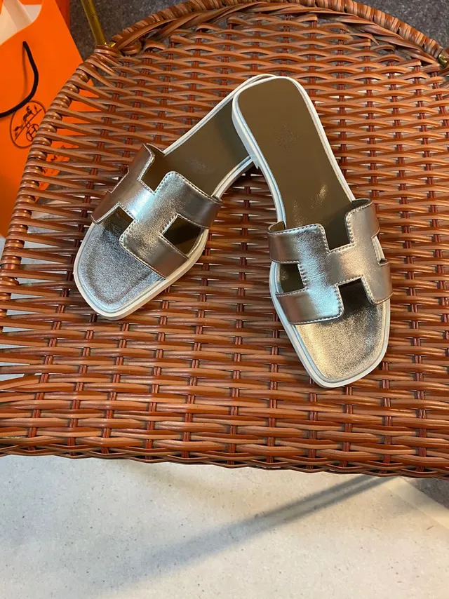Hermès Silver Beige Metallic H-Strap Square Toe مول 6