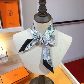 Hermès सफेद काला प्रिंटेड लाइन-आर्ट मोटिफ रोल्ड बॉर्डर रेशम स्कार्फ