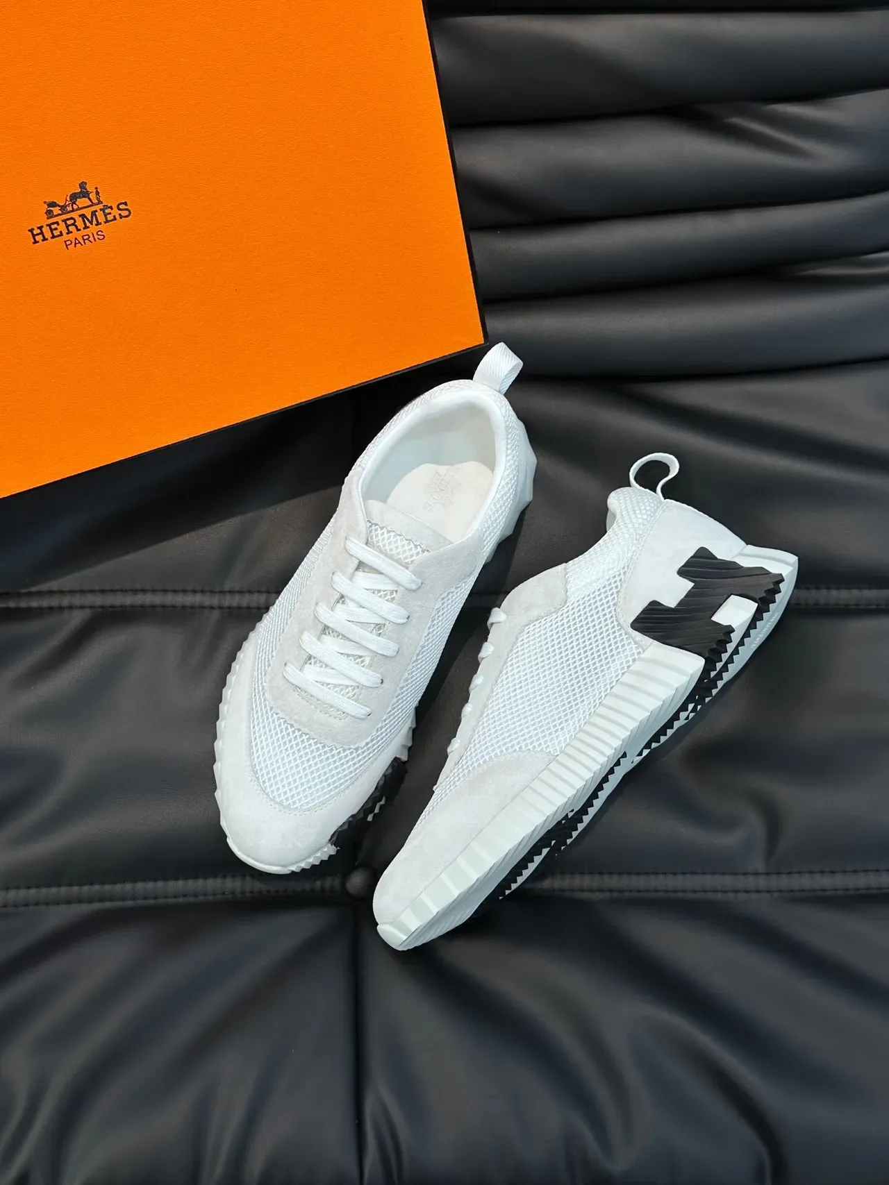 Hermès Sneakers Lifestyle Blancs en Maille et Daim 2