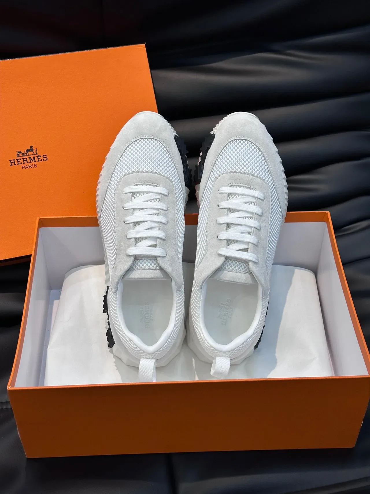Hermès Sneakers Lifestyle Blancs en Maille et Daim 4