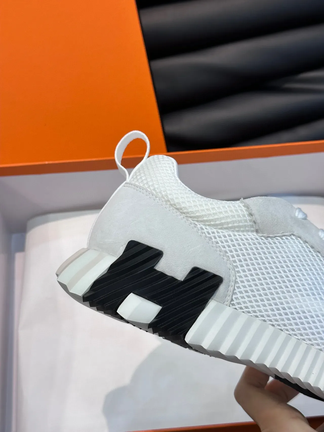 Hermès Sneakers Lifestyle Blancs en Maille et Daim 7