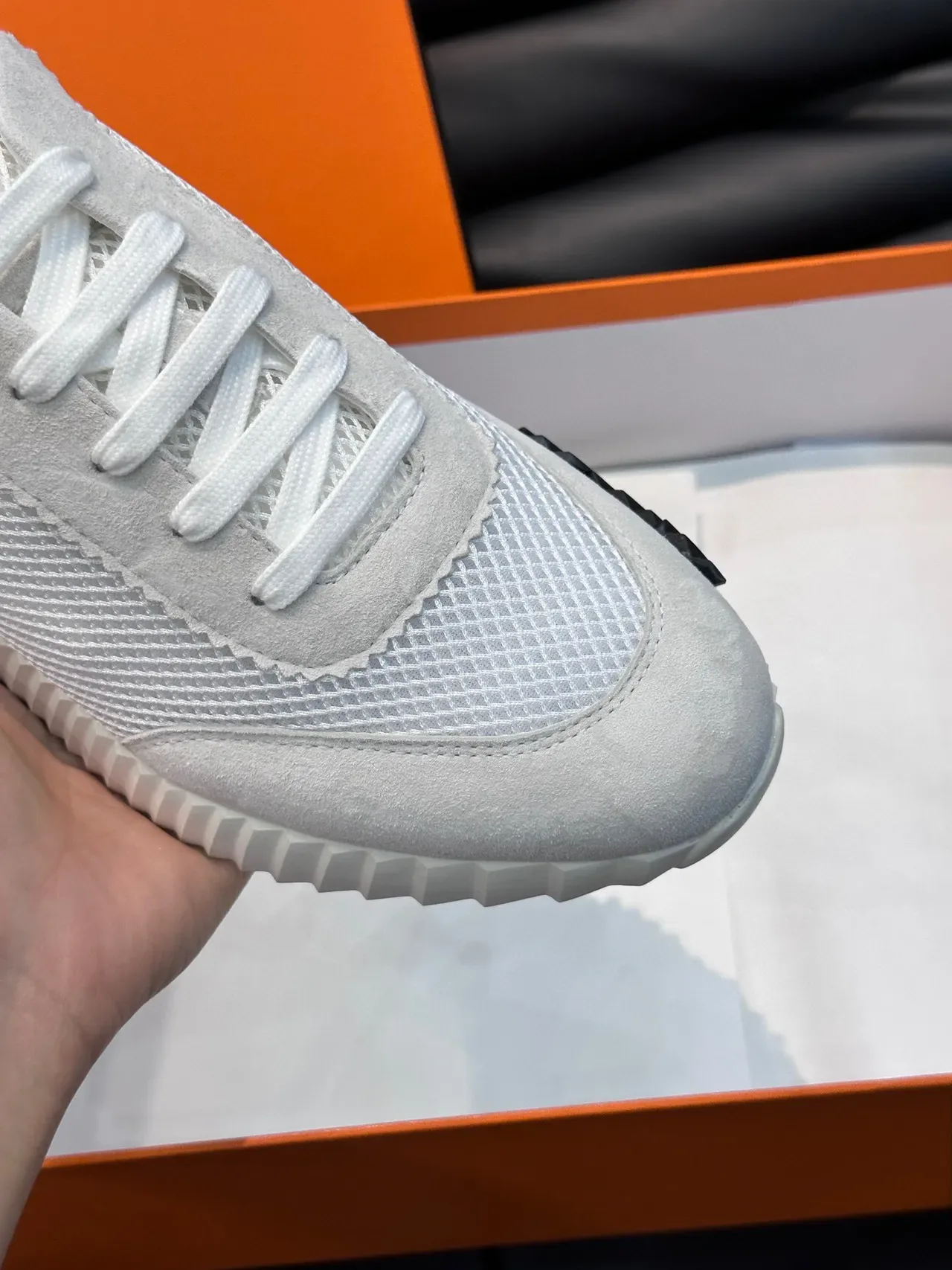 Hermès Sneakers Lifestyle Blancs en Maille et Daim 8