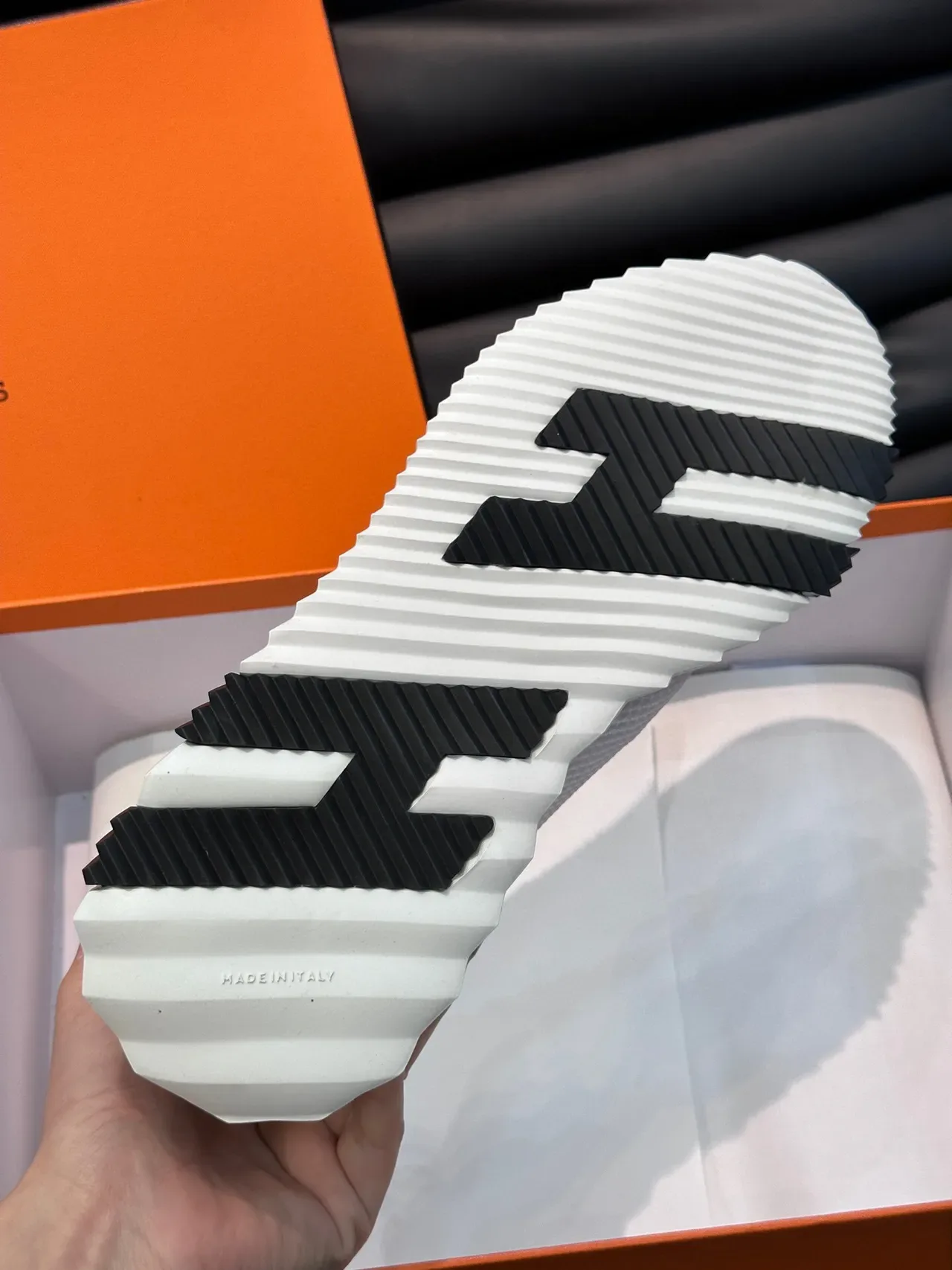 Hermès Sneakers Lifestyle Blancs en Maille et Daim 9