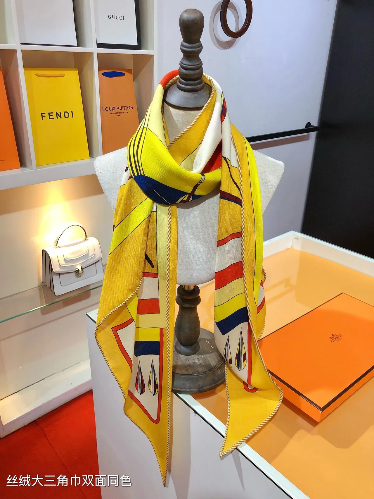 Hermès पीला बहुरंगीन बड़ा त्रिकोणीय दोहरी सतह समान प्रिंट रेशम स्कार्फ 1