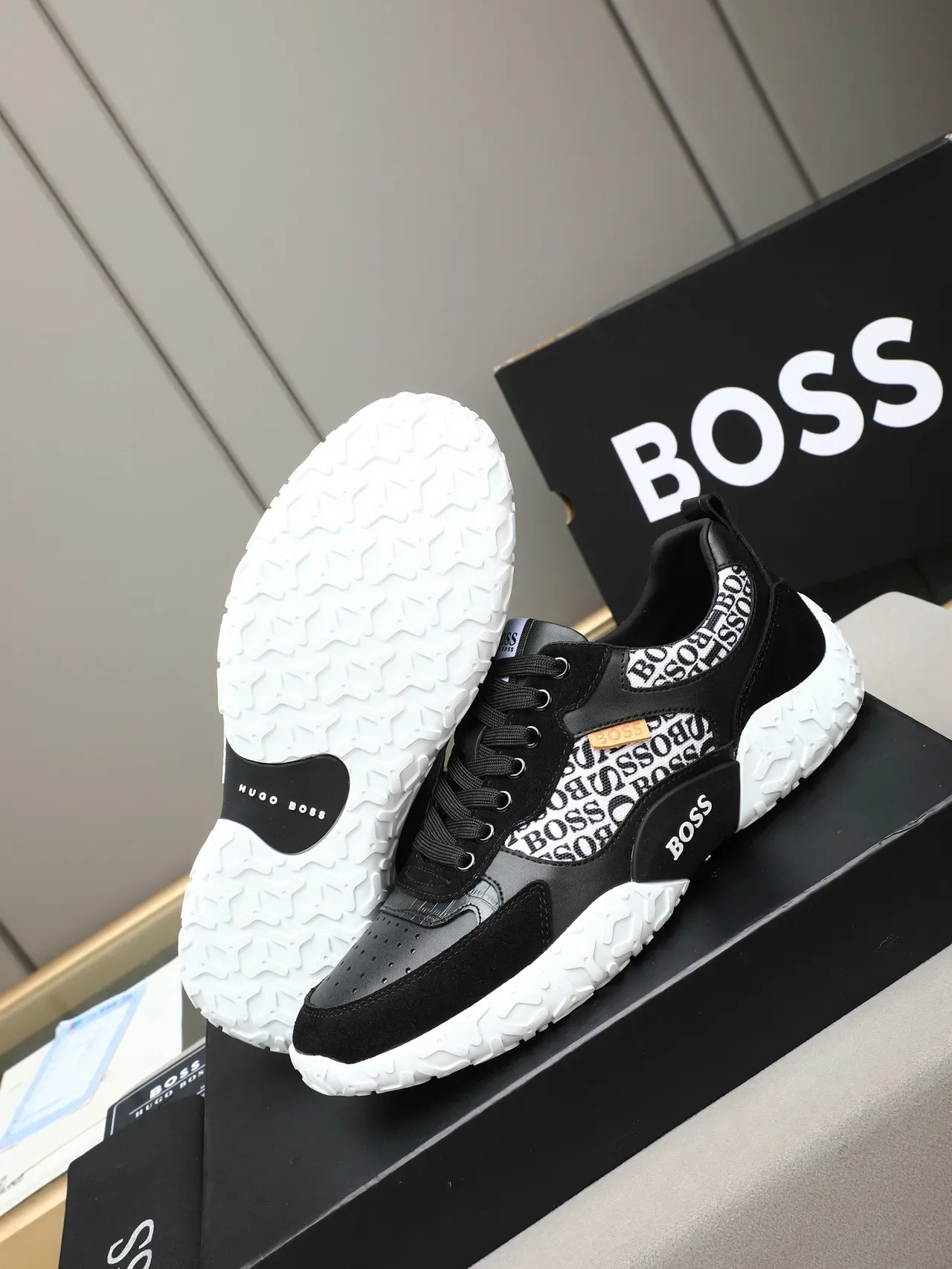 Sneakers Hugo Boss Lifestyle Noir et Blanc Monogram Matériau Mixte 4