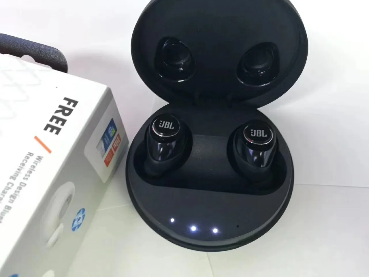 JBL TWS-5.0 Noir et Blanc Conception Compacte Sans Tige Finition Mate TWS Écouteurs 3