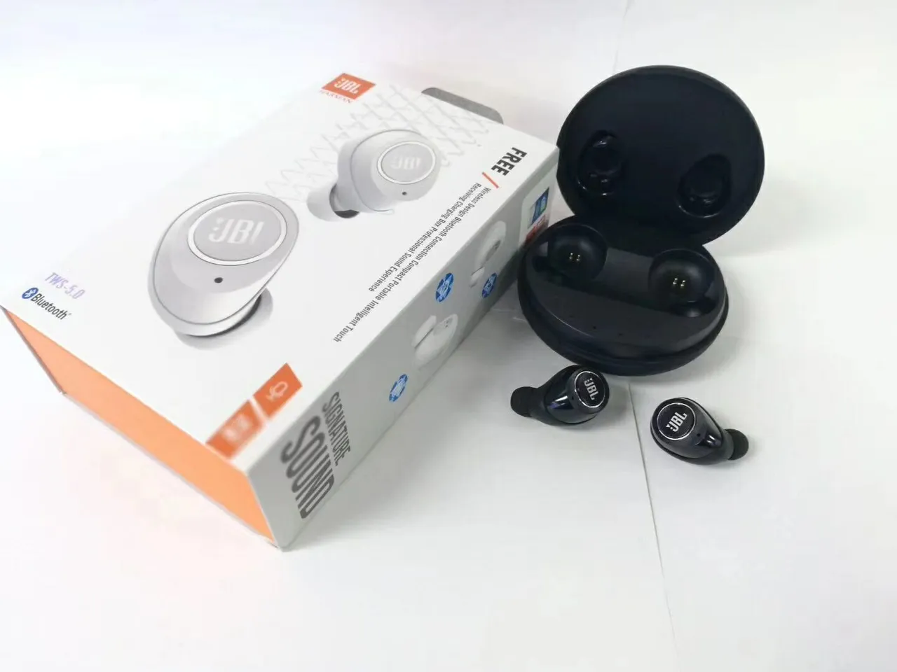 JBL TWS-5.0 Noir et Blanc Conception Compacte Sans Tige Finition Mate TWS Écouteurs 4