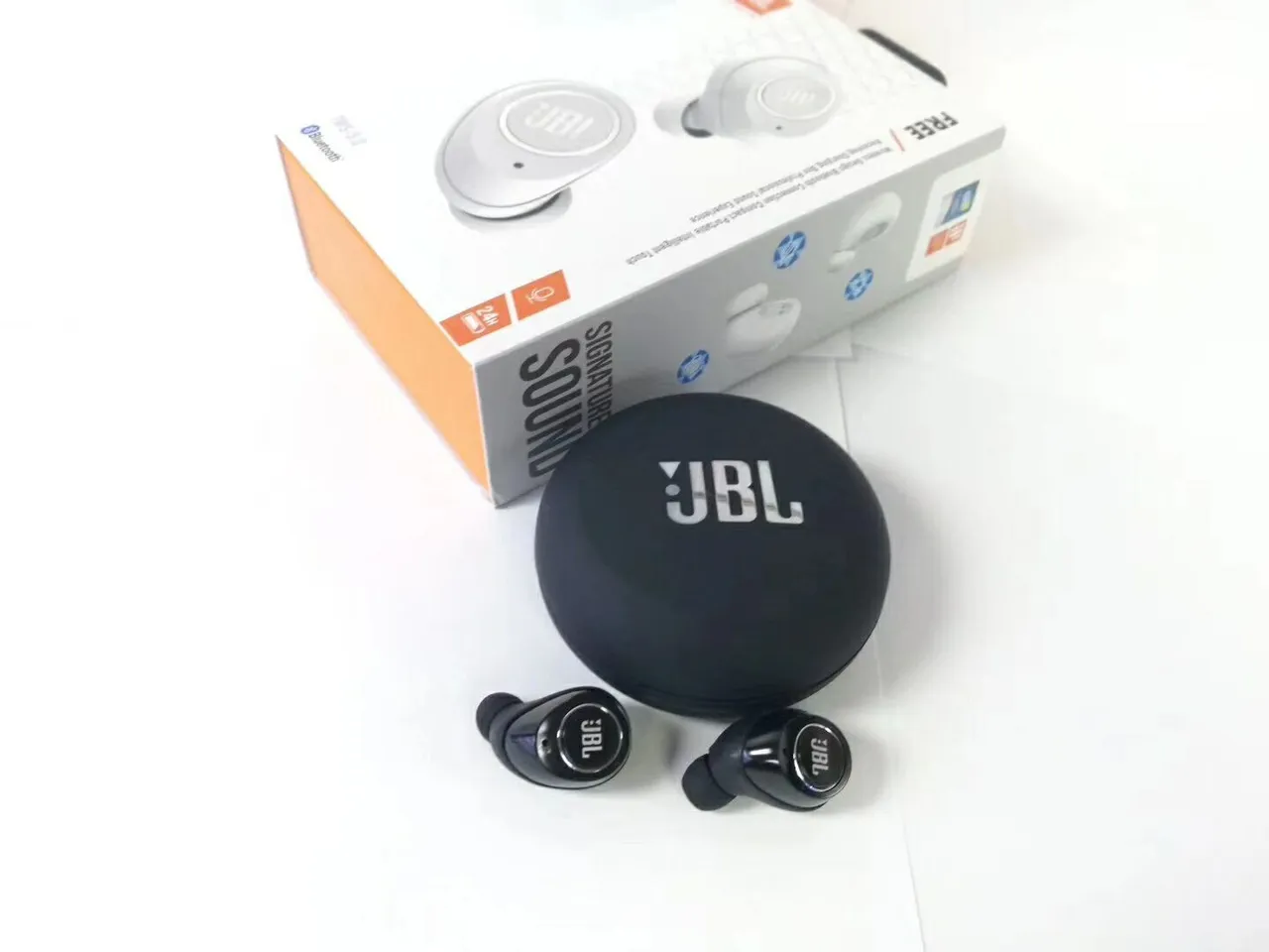 JBL TWS-5.0 Noir et Blanc Conception Compacte Sans Tige Finition Mate TWS Écouteurs 6