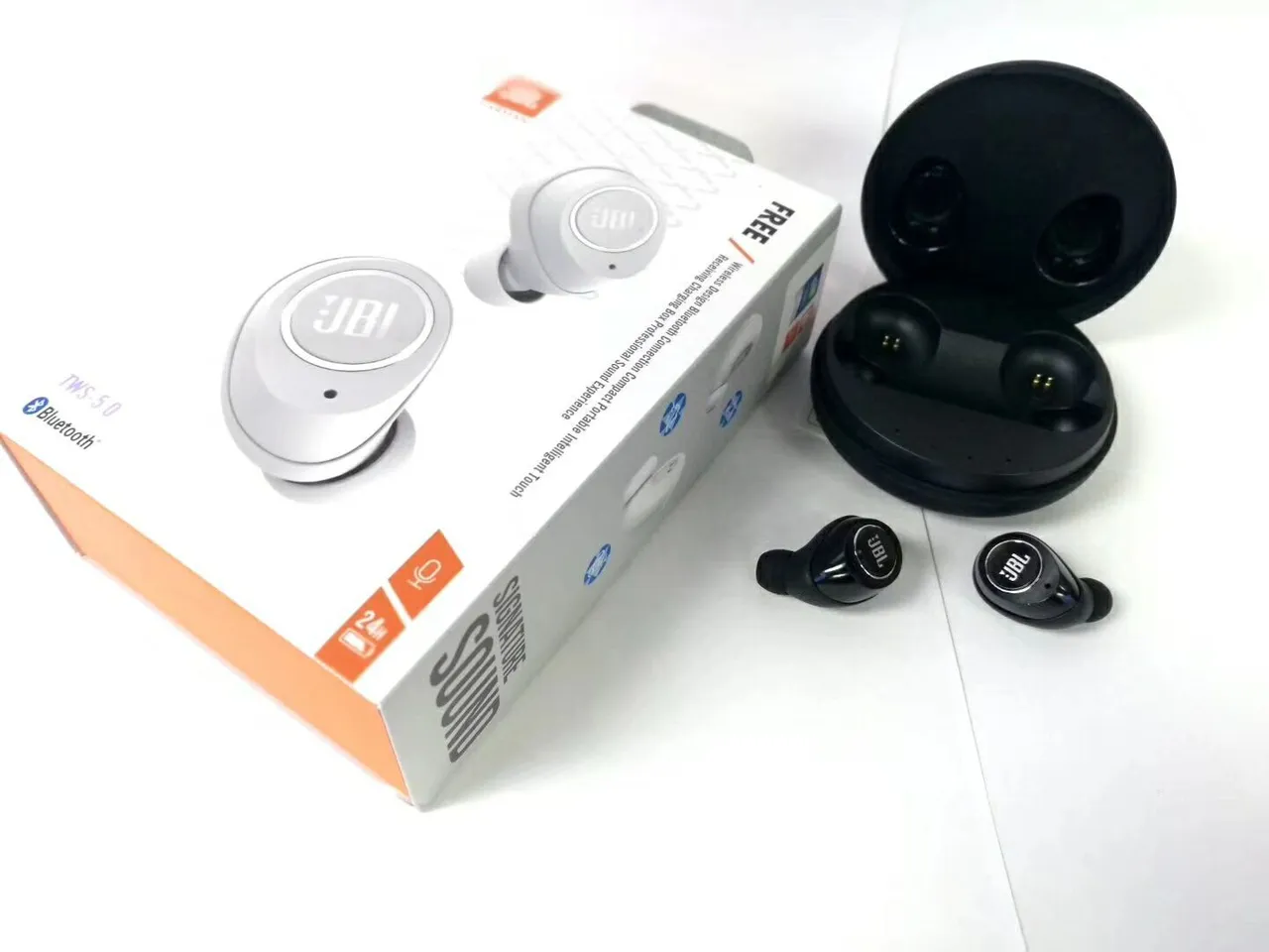 JBL TWS-5.0 Noir et Blanc Conception Compacte Sans Tige Finition Mate TWS Écouteurs 9