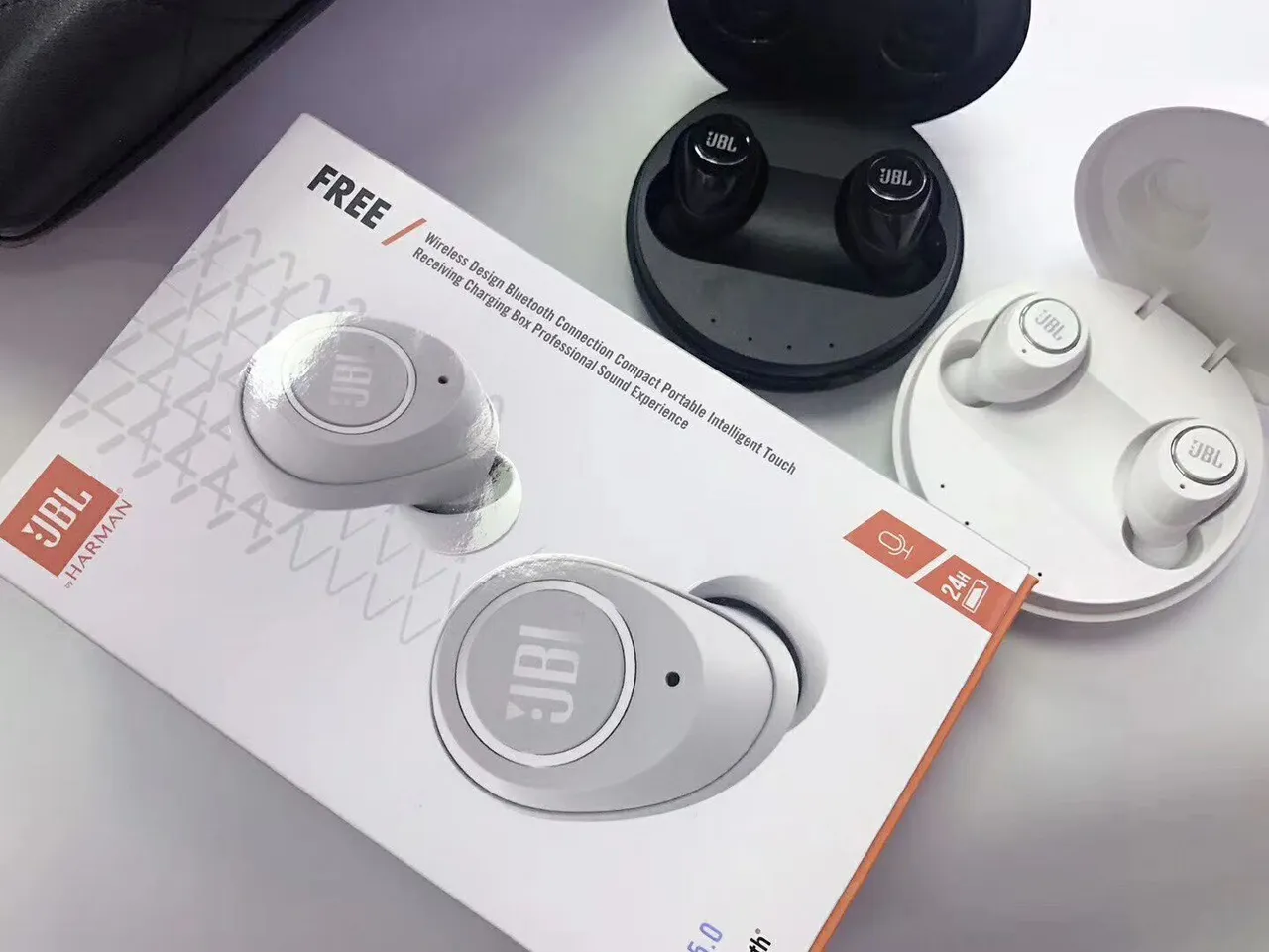 JBL TWS-5.0 Noir et Blanc Conception Compacte Sans Tige Finition Mate TWS Écouteurs 19