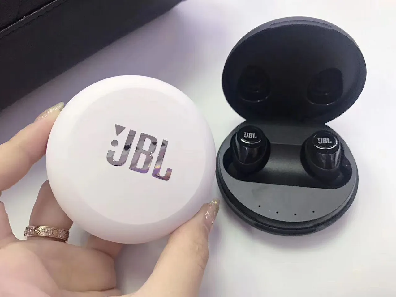 JBL TWS-5.0 Noir et Blanc Conception Compacte Sans Tige Finition Mate TWS Écouteurs 24