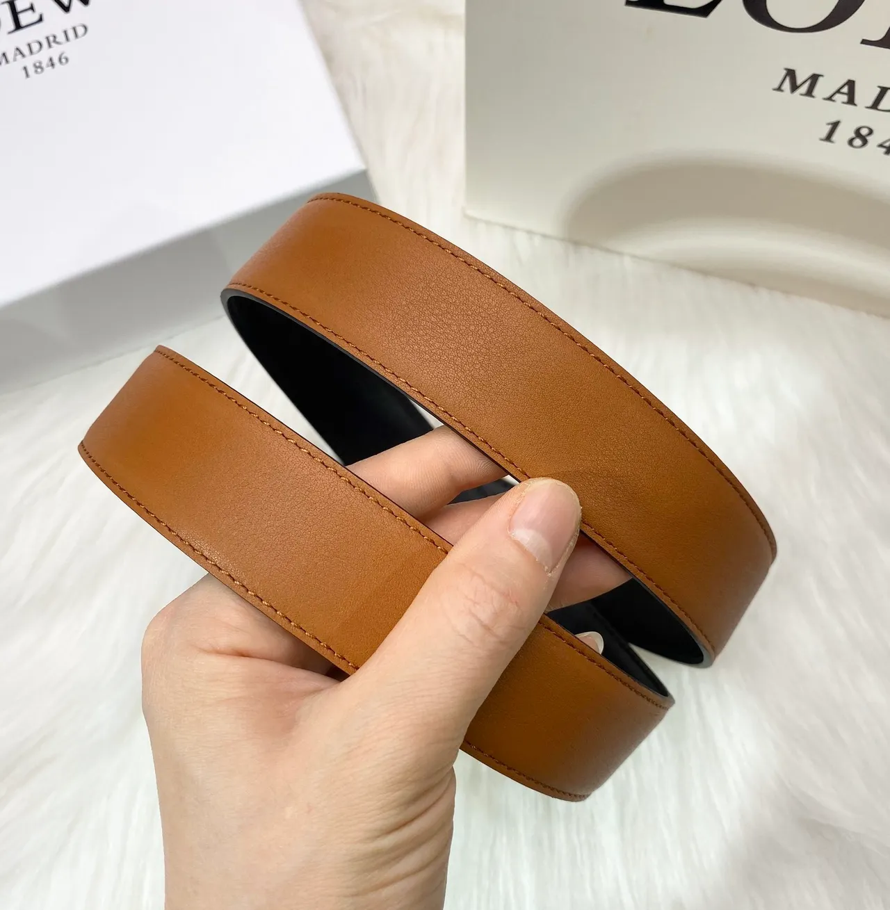 Loewe Anagram 棕色皮革腰带 8