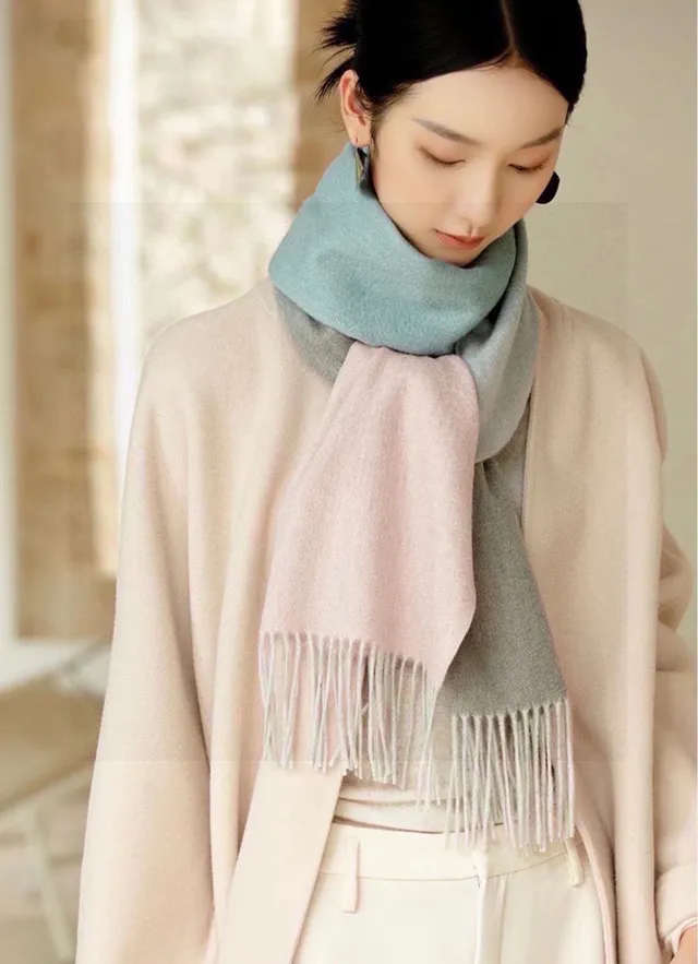 Loewe Anagram Pink Gray ফ্রিঞ্জড প্রান্ত সেলাই করা চামড়ার প্যাচ ক্যাশমিয়ার স্কার্ফ 2