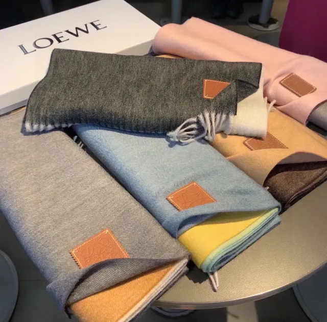 Loewe Anagram Pink Gray ফ্রিঞ্জড প্রান্ত সেলাই করা চামড়ার প্যাচ ক্যাশমিয়ার স্কার্ফ 3