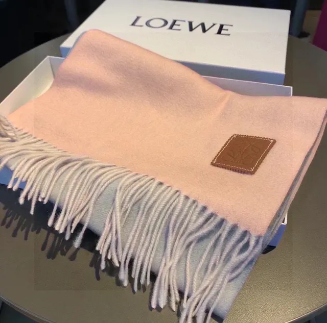 Loewe Anagram Pink Gray ফ্রিঞ্জড প্রান্ত সেলাই করা চামড়ার প্যাচ ক্যাশমিয়ার স্কার্ফ 4