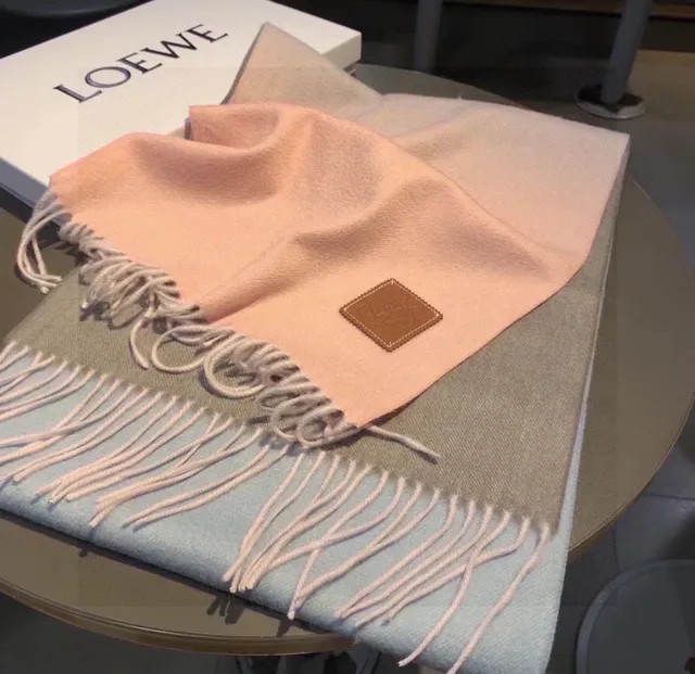 Loewe Anagram Pink Gray ফ্রিঞ্জড প্রান্ত সেলাই করা চামড়ার প্যাচ ক্যাশমিয়ার স্কার্ফ 6