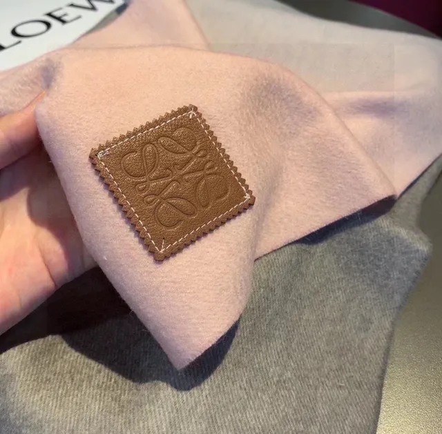 Loewe Anagram Pink Gray ফ্রিঞ্জড প্রান্ত সেলাই করা চামড়ার প্যাচ ক্যাশমিয়ার স্কার্ফ 7