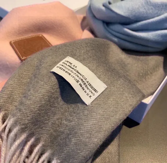 Loewe Anagram Pink Gray ফ্রিঞ্জড প্রান্ত সেলাই করা চামড়ার প্যাচ ক্যাশমিয়ার স্কার্ফ 9