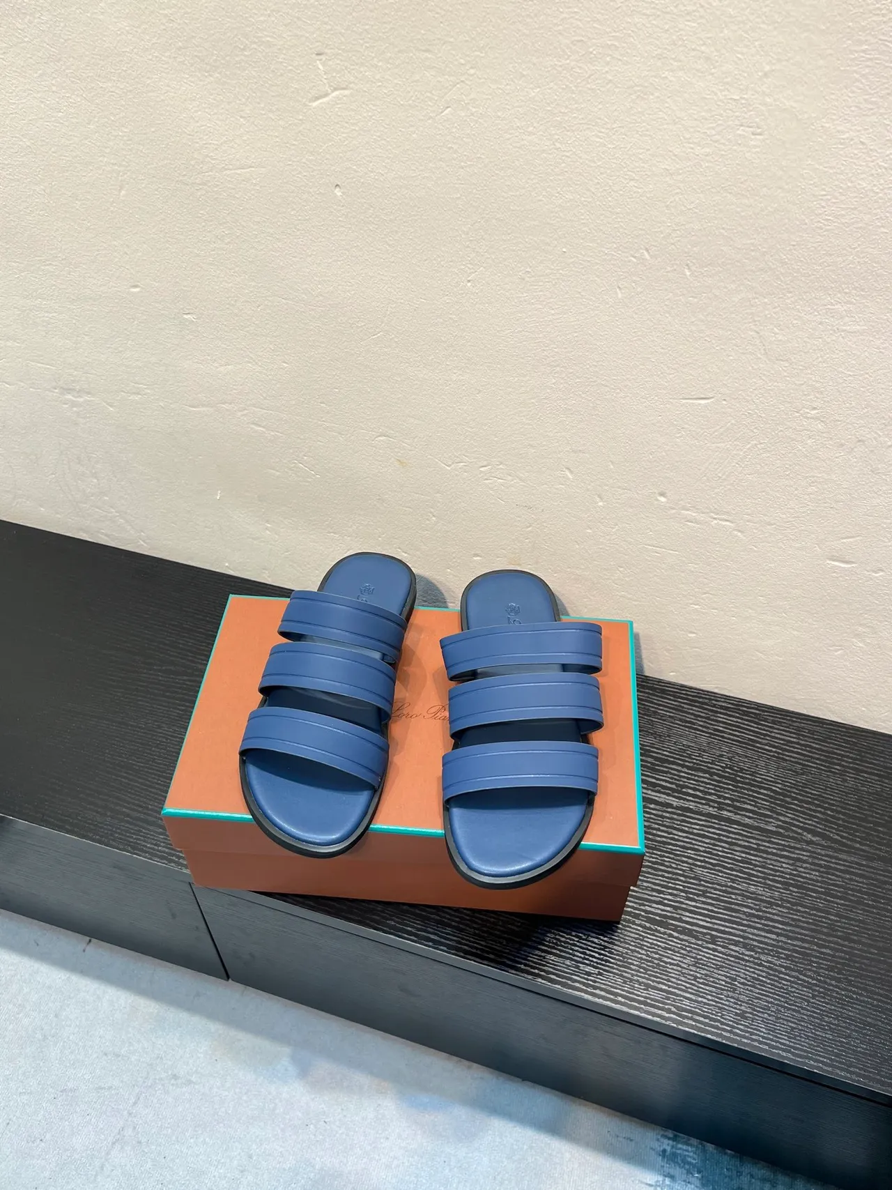 Loro Piana sandalias de tres tiras azul y negro 2