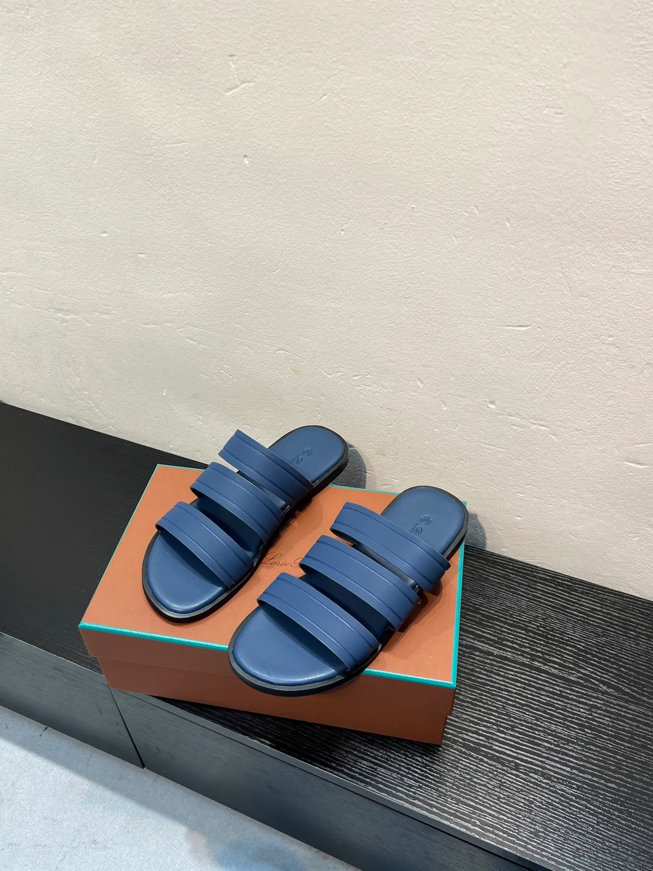 Loro Piana sandalias de tres tiras azul y negro 3