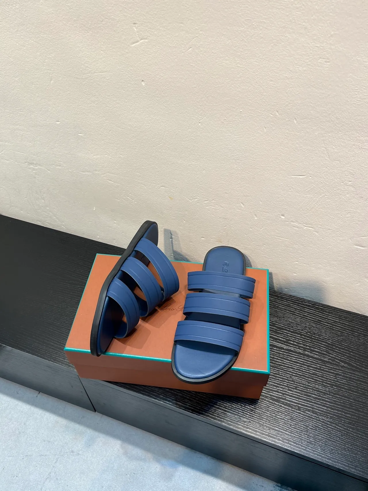 Loro Piana sandalias de tres tiras azul y negro 4