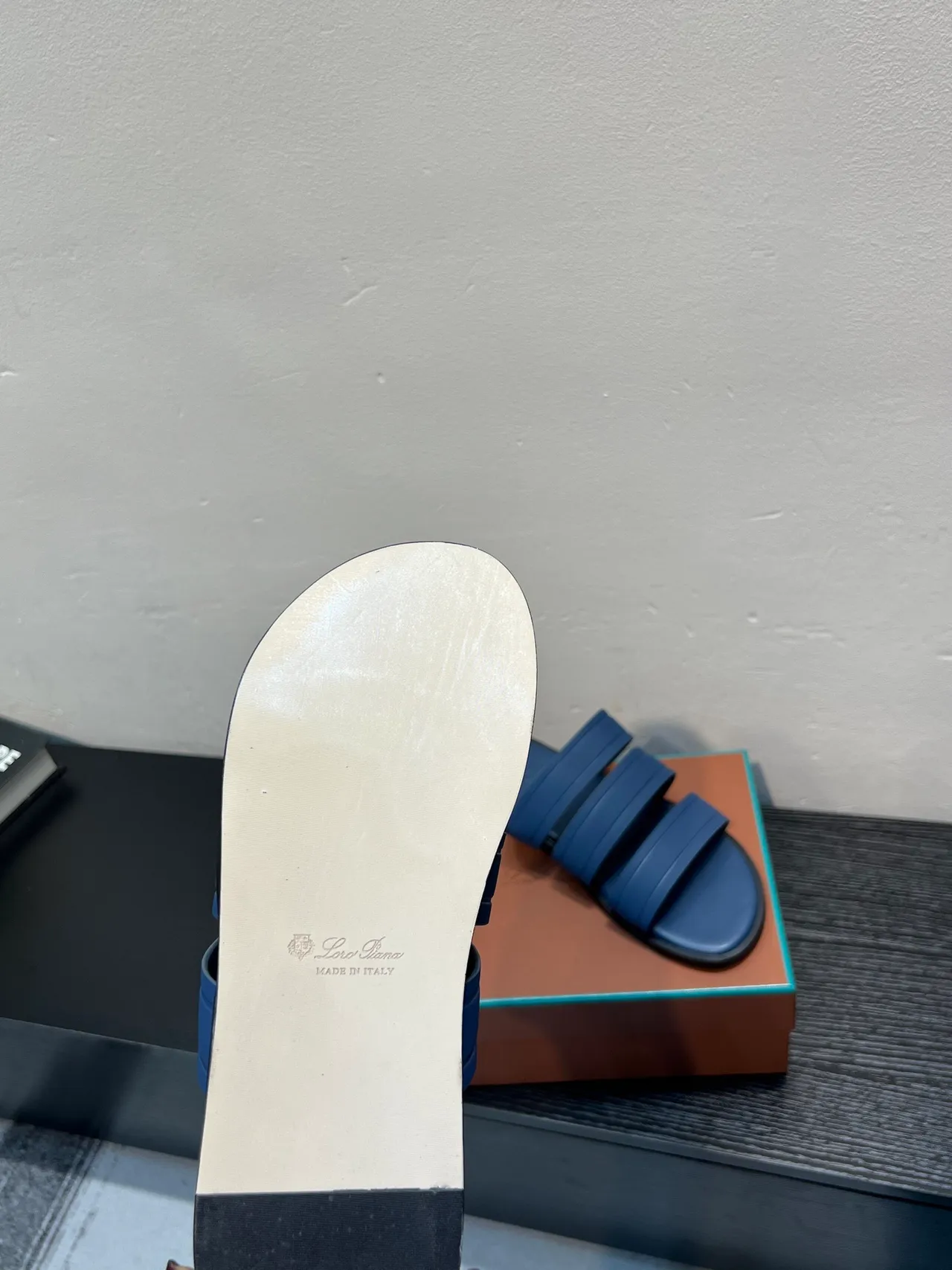 Loro Piana sandalias de tres tiras azul y negro 9