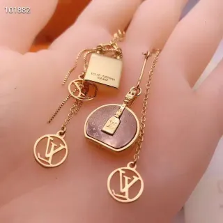 Louis Vuitton غير متماثلة طابع المونोغرام قفل الطابع لون ذهبي أقراط