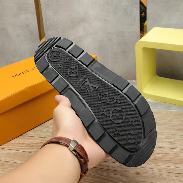 Louis Vuitton 黑色金色浮雕花押字鞋底棋盘格纹带拖鞋 2
