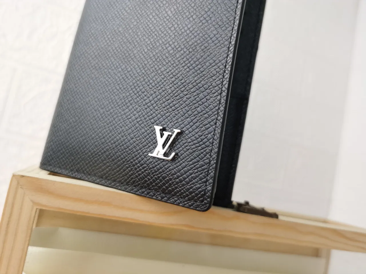 Louis Vuitton কালো সোনার খুরদুরে লেদার LV Monogram লং ওয়ালেট 7