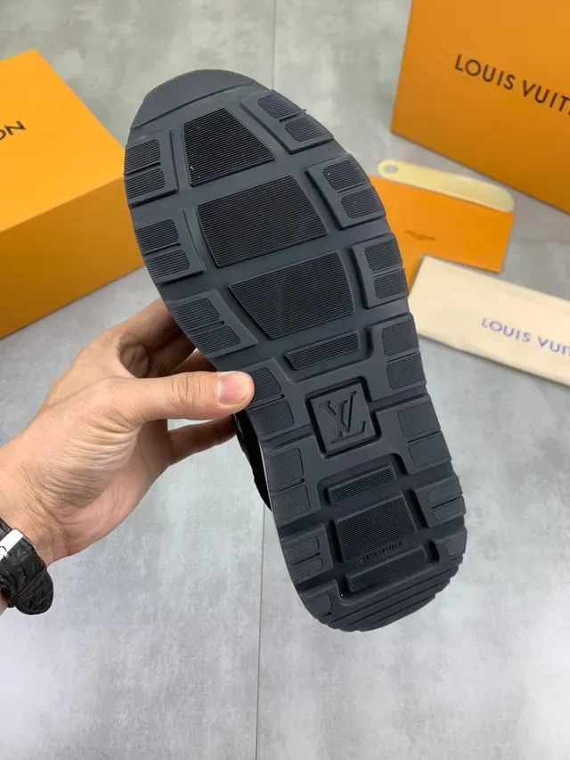Louis Vuitton 黑色灰色 混合材质 网面与麂皮面板 生活方式运动鞋 4