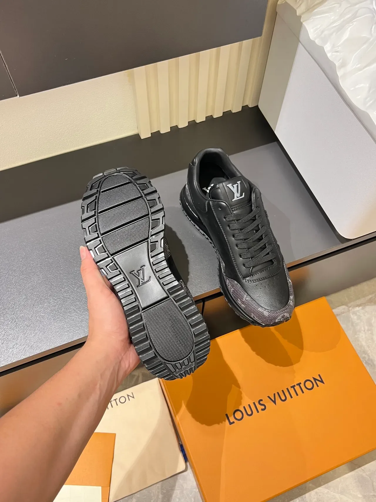 Louis Vuitton Sneakers Lifestyle Preto Cinza Monogram Canvas Painéis Couro Liso Overlays 3