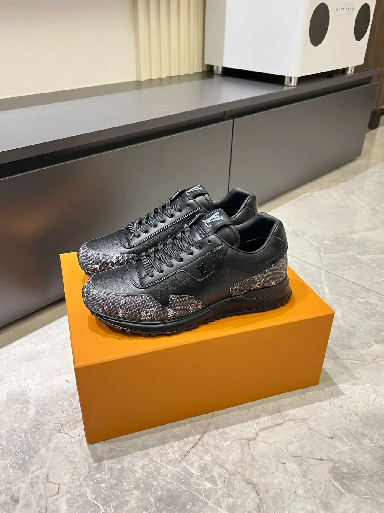 Louis Vuitton Sneakers Lifestyle Preto Cinza Monogram Canvas Painéis Couro Liso Overlays 4