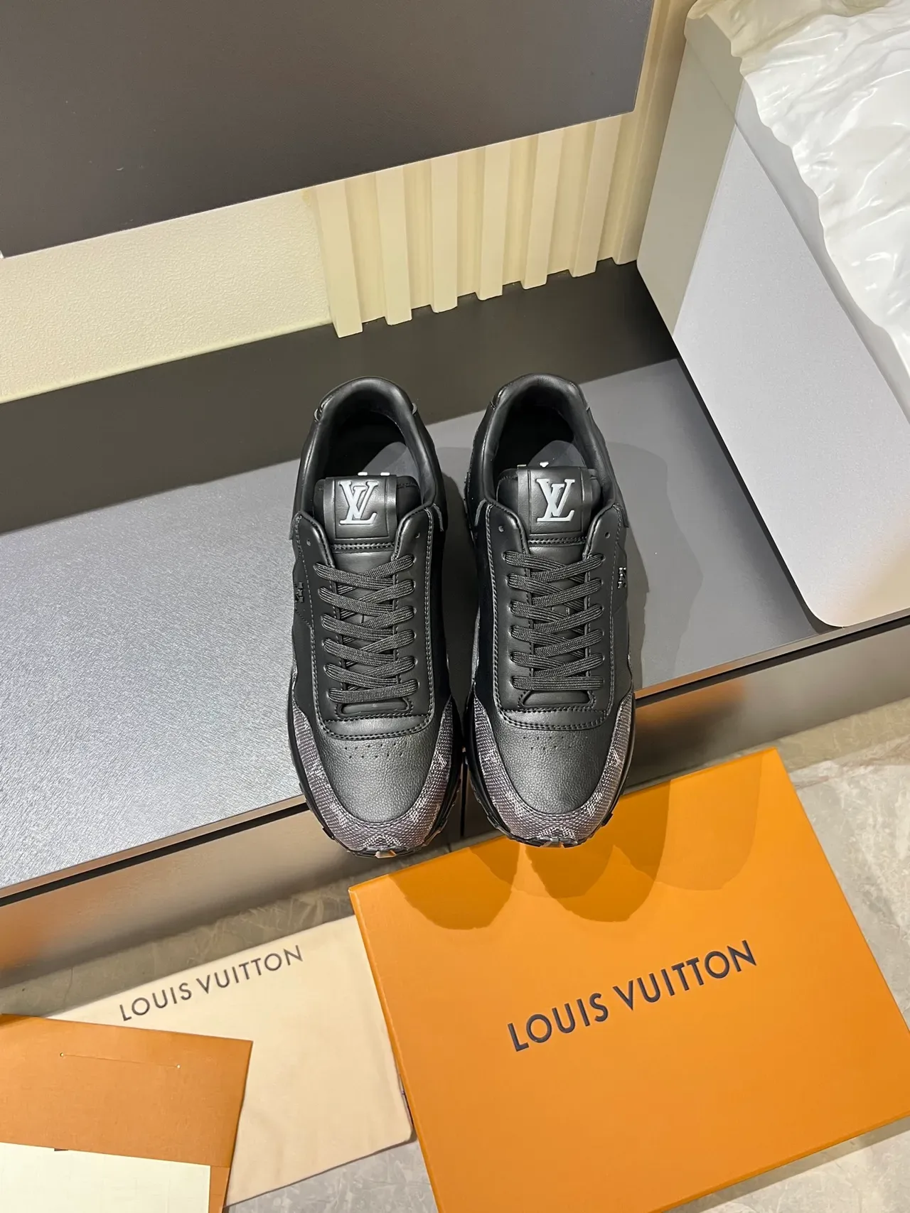 Louis Vuitton Sneakers Lifestyle Preto Cinza Monogram Canvas Painéis Couro Liso Overlays 5