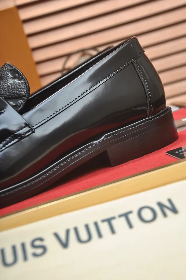 Louis Vuitton حذاء لوفر جلد أسود لامع مطبوع مع حزام 2